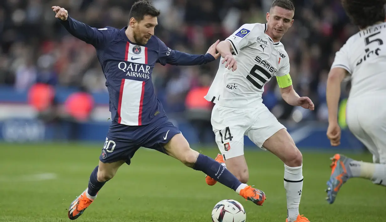 Dua gol kemenangan Rennes di markas PSG masing-masing diciptakan oleh Karl Toko Ekambi di akhir babak pertama dan Arnaud Kalimuendo di awal babak kedua. (AP Photo/Christophe Ena)