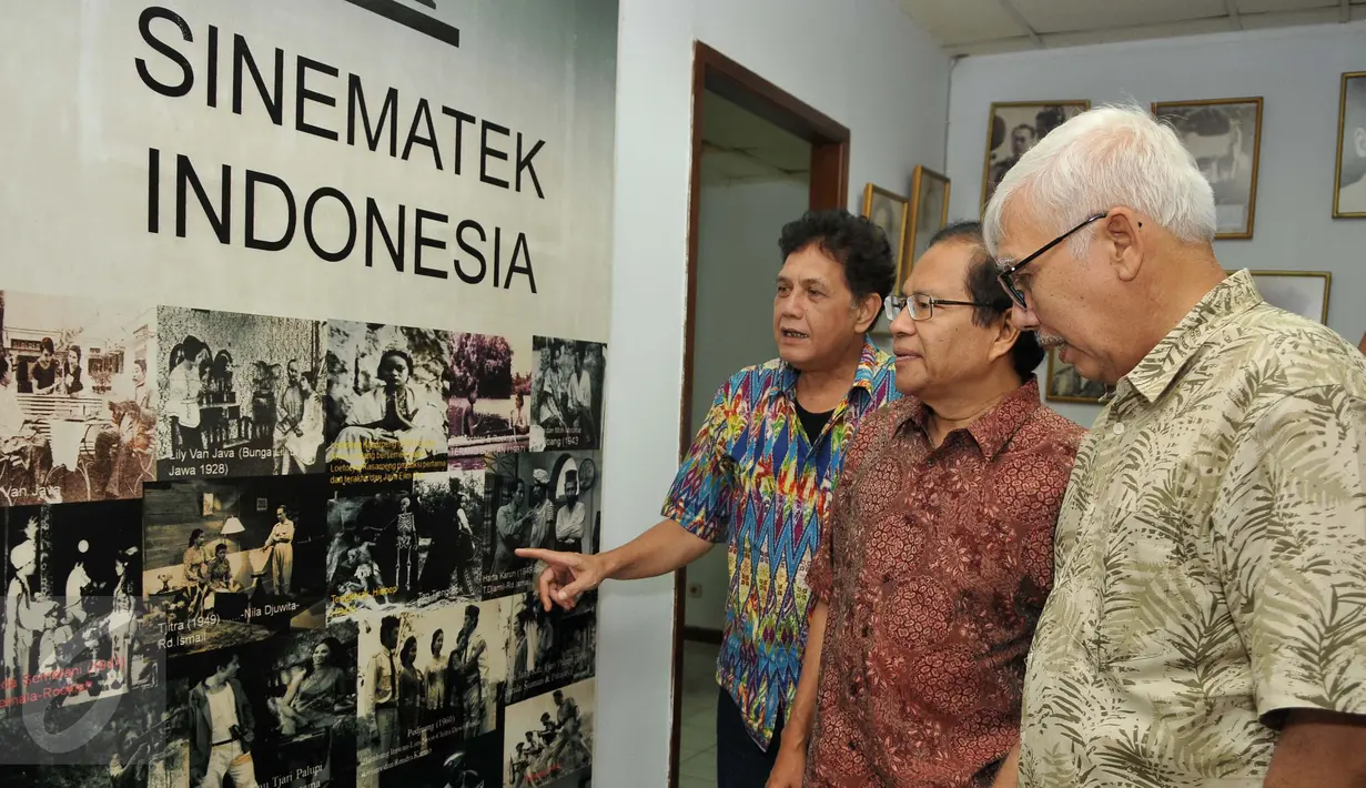 Kandidat Gubernur DKI, Rizal Ramli melihat-lihat di Lembaga Sinematek Indonesia di Jakarta, Rabu (14/9). Rizal mengajak warga Jakarta untuk menjadi warga yang berbudaya dan beradab serta mencintai hasil karya film Indonesia. (Liputan6.com/Gempur M Surya)