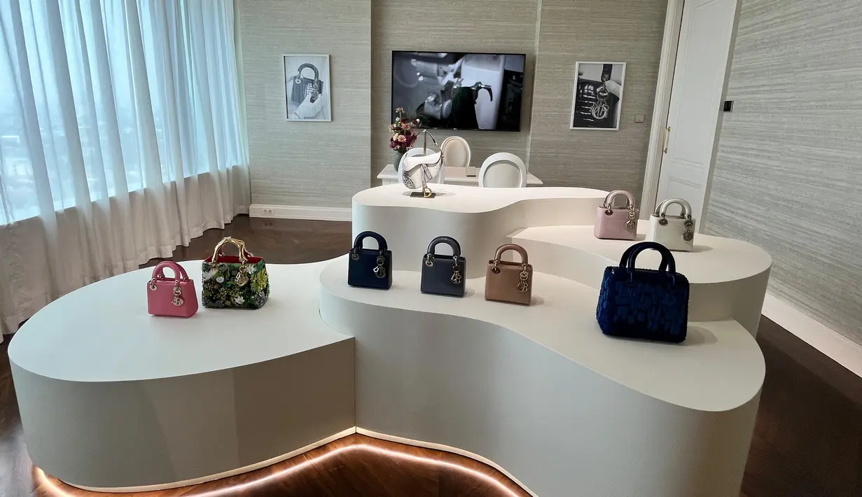 <p>Dalam ruangan khusus, hadir juga tas Lady Dior dan Saddle Bag dengan kulit eksotis edisi terbatas. Dari mulai kulit lizard, python, hingga ular. Tersedia juga dua buah tas bermaterial fabric yang berkolaborasi dengan seniman ternama. [Foto: Fimela.com]</p>