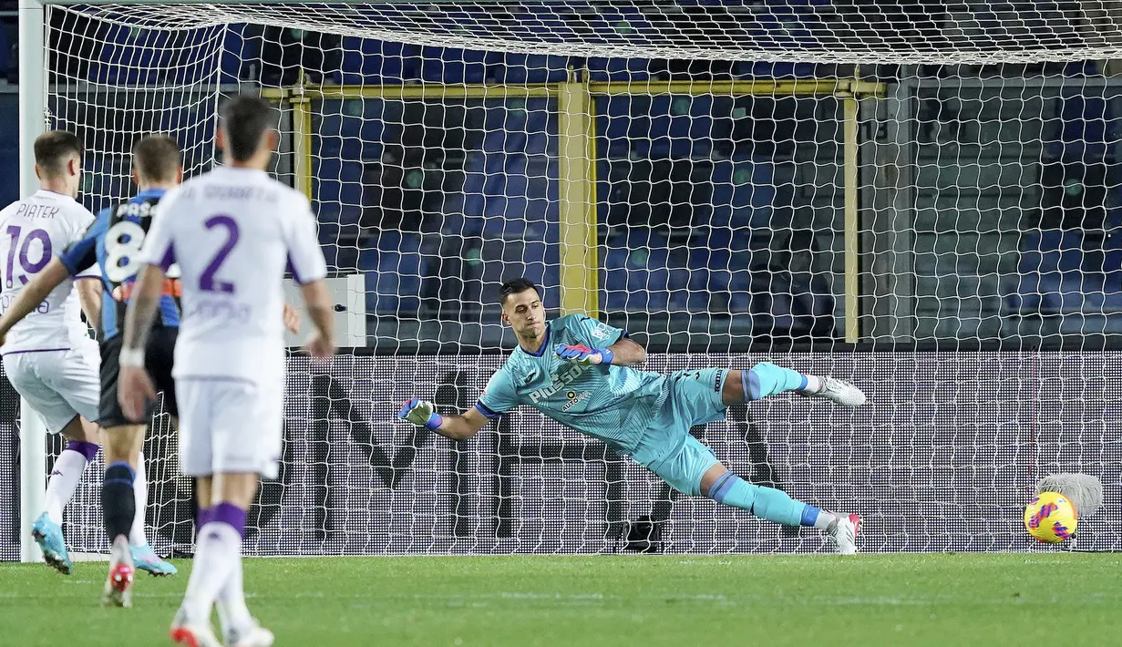 Penyerang Fiorentina, Krzysztof Piatek saat mencetak gol lewat titik penalti ke gawang Atalanta dalam pertandingan perempat final Coppa Italia di di stadion Gewiss di Bergamo, Italia, Jumat (11/2/2022). Dengan kemenangan ini, Fiorentina berhasil melaju ke semifinal dan akan melawan Juventus. (Spada/