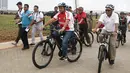 Gubernur DKI Jakarta Anies Baswedan bersepeda di kawasan Pantai Kita dan Pantai Maju, Minggu (23/12). Aksi itu mengawali Peletakkan Batu Pertama Jalur Jalan Sehat dan Sepeda Santai (Jalasena) di pulau reklamasi tersebut. (Liputan6.com/Herman Zakharia)