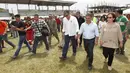 Presiden Ekuador, Rafael Correa (ketiga kanan) bersama Mendagri Ekuador, Jose Serrano (kedua kanan) saat melihat proses evakuasi di lokasi gempa di stadion Maximino Puertas, Pedernales, 18 April 2016. (REUTERS/Guillermo Granja)