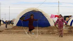 Anak-anak pengungsi Irak tertawa lepas saat bermain di kamp Khazer, Irak (5/12). Mereka melarikan diri akibat konflik peperangan antara pasukan koalisi Irak dengan ISIS. (REUTERS / Alaa Al-Marjani)