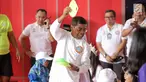 Menteri Sosial (Mensos) Idrus Marham ikut bermain dalam acara Gebyar Prestasi Keluarga Sejahtera Indonesia 2018 di Cibubur, Minggu (12/8). Acara diikuti oleh enam ribu peserta anak-anak berprestasi se-Indonesia. (LIputan6.com/Faizal Fanani)