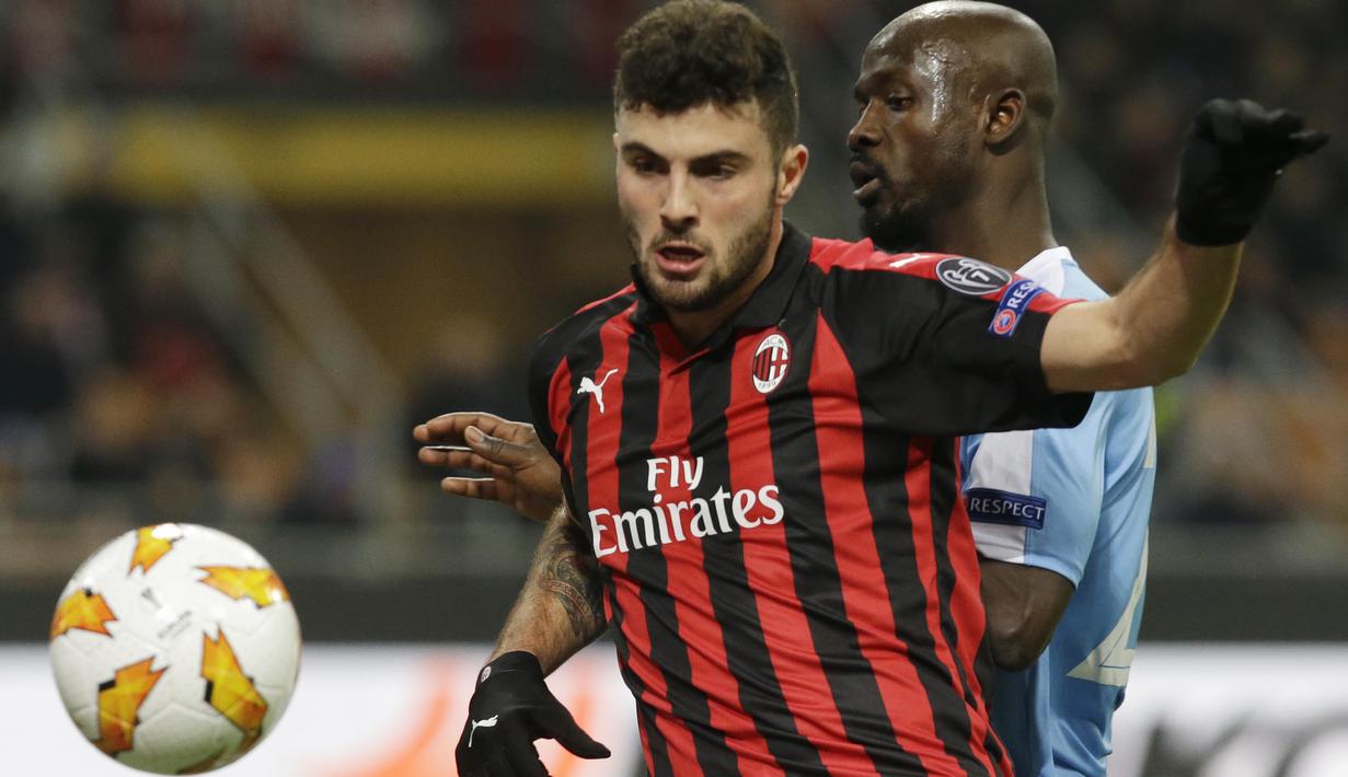 Striker AC Milan, Patrick Cutrone, berebut bola dengan pemain F91 Dudelange, Jerry Prempeh, pada laga Liga Europa di Stadion San Siro, Kamis (29/11). AC Milan menang 5-2 atas F91 Dudelange. (AP/Luca Bruno)