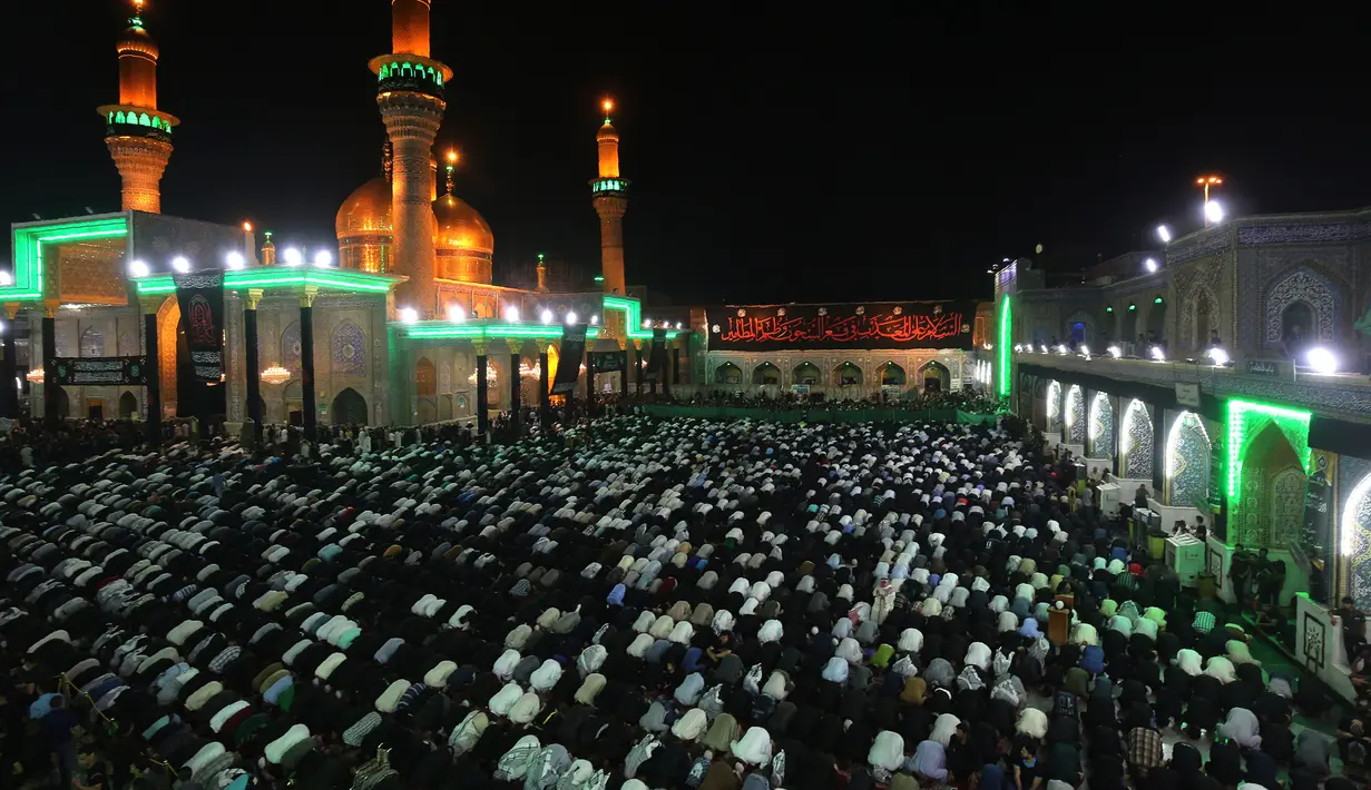 Umat Syiah Irak melakukan sujud di masjid Imam Musa al-Kadzim di distrik utara ibukota Irak, Kadhimiya (11/4). Imam Musa al-Kadhim adalah imam ketujuh dari 12 imam Syiah yang meninggal pada 799. (AFP Photo/Ahmad al-Rubaye)