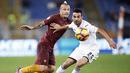 Pemain AS Roma, Radja Nainggolan (kiri) berebut bola dengan pemain Palermo, Bruno Henrique  pada lanjutan Serie A di Olimpico stadium, Roma, Senin (24/10/2016) dini hari WIB. (EPA/Riccardo Antimiani)