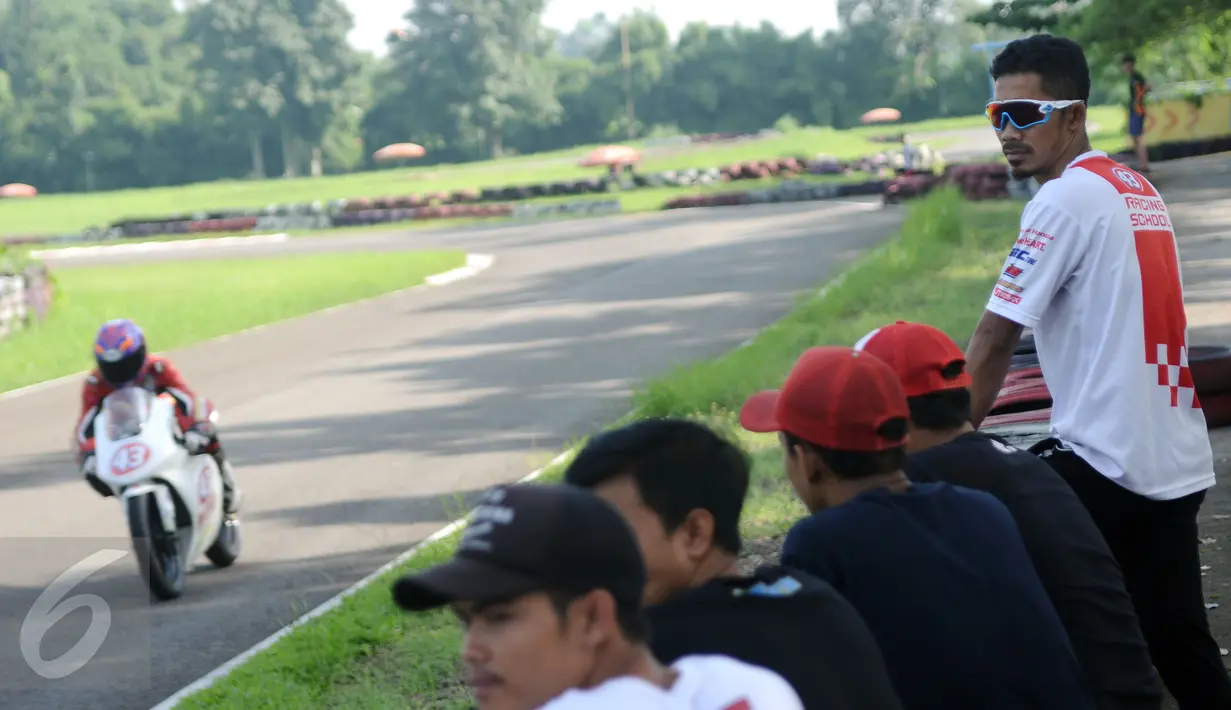 M Fadli Imammudin mengawasi anak didiknya berlatih di Sentul Internasional Karting Sirkuit, Bogor, Rabu (23/2). Sejak 29 maret 2016, ia memutuskan pensiun dan beralih menjadi instruktur astra honda racing team. (Liputan6.com/Helmi Fithriansyah)