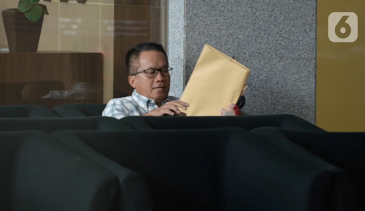 Direktur Utama PT Mabua Harley Davidson, Djonnie Rahmat berada di ruang tunggu KPK sebelum menjalani pemeriksaan di Jakarta, Selasa (4/2/2020). Djonnie Rahmat dipanggil untuk diperiksa sebagai saksi kasus suap pengadaan pesawat dan mesin pesawat Garuda Indonesia. (merdeka.com/Dwi Narwoko)