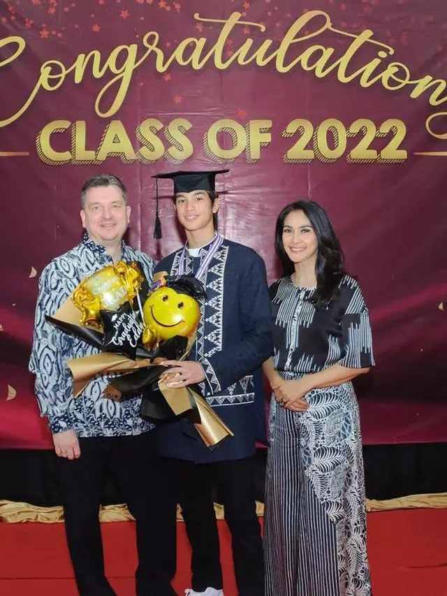 10 Gaya Artis Dampingi Anak Wisuda yang Bisa Jadi Inspirasi, Dewi Perssik Tampil bak Lady Boss dengan Setelan Jas