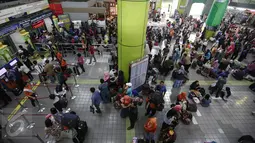 Suasana arus mudik sejumlah calon penumpang kereta api di Stasiun Gambir, Jakarta, Selasa (28/6). Memasuki H-8 Idul Fitri, warga mengaku sengaja mudik Lebaran lebih awal guna memanfaatkan libur panjang sekolah. (Liputan6.com/Faizal Fanani)