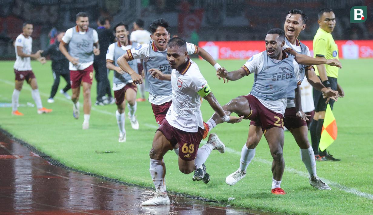 Pemain Borneo FC, Habibi Jusuf, berhasil menyamakan kedudukan menjadi 1-1 saat waktu menunjukkan menit 90+9. (Bola.com/M Iqbal Ichsan)