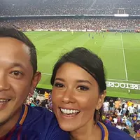 Titi Rajo Bintang bersama suami menjadi saksi pertandingan klub papan atas Spanyol Barca dan Madrid. Setelah melihat secara langsung pertandingan dengan skor 1-3 itu, Titi jadi suka nonton bola. (Instagram/titirajobintang)