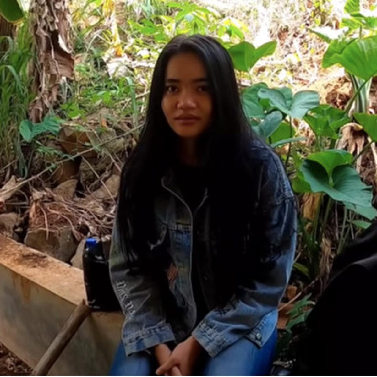 perempuan cantik tinggal di rumah terbengkalai