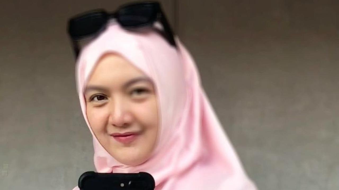 Sama seperti sebelumnya, wanita 41 tahun ini masih tetap memiliki paras yang cantik.