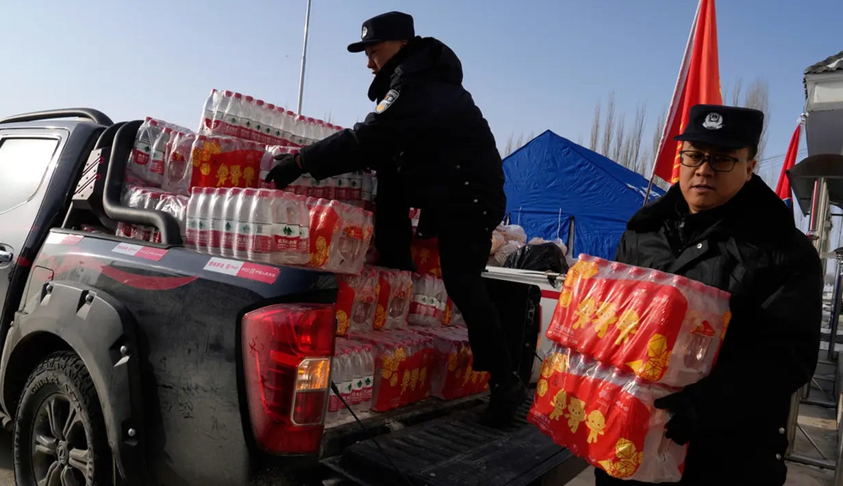 Menurut Pusat Jaringan Gempa Bumi China, terdapat lebih dari 50 gempa susulan dengan magnitudo di atas 3 yang dilaporkan terjadi pada Selasa pukul 11.00 waktu setempat. (AP Photo/Ng Han Guan)