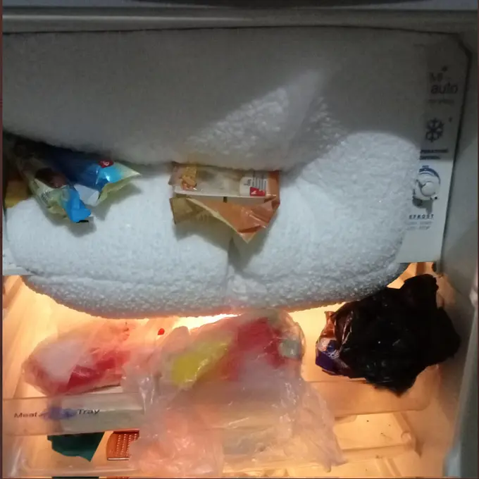 Solusi Praktis Cegah Bunga Es Menumpuk di Kulkas Mini Anak Kos