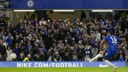 Pemain Chelsea, Christopher Nkunku mencetak gol pertama timnya ke gawang Servette melalui tendangan penalti pada leg pertama playoff UEFA Conference League 2024 di Stamford Bridge, London, Jumat (23/08/2024). (AP Photo/Alastair Grant)