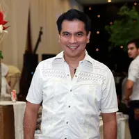 Krisna Mukti. Pada 20 Mei 2015 Krisna Mukti dilaporkan ke Polda Metro Jaya oleh mantan istrinya, Devi Nurmayanti lantaran dugaan KDRT yang dilakukannya serta pencemaran nama baik yang dilakukannya dan manajer, Astrid. (M. Akrom/Bintang.com)