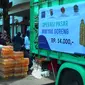 Ratusan warga tampak antre untuk membeli minyak goreng pada operasi pasar minyak goreng kemasan harga Rp 14 ribu yang digelar di halaman Sekretariat Daerah Gunungkidul.