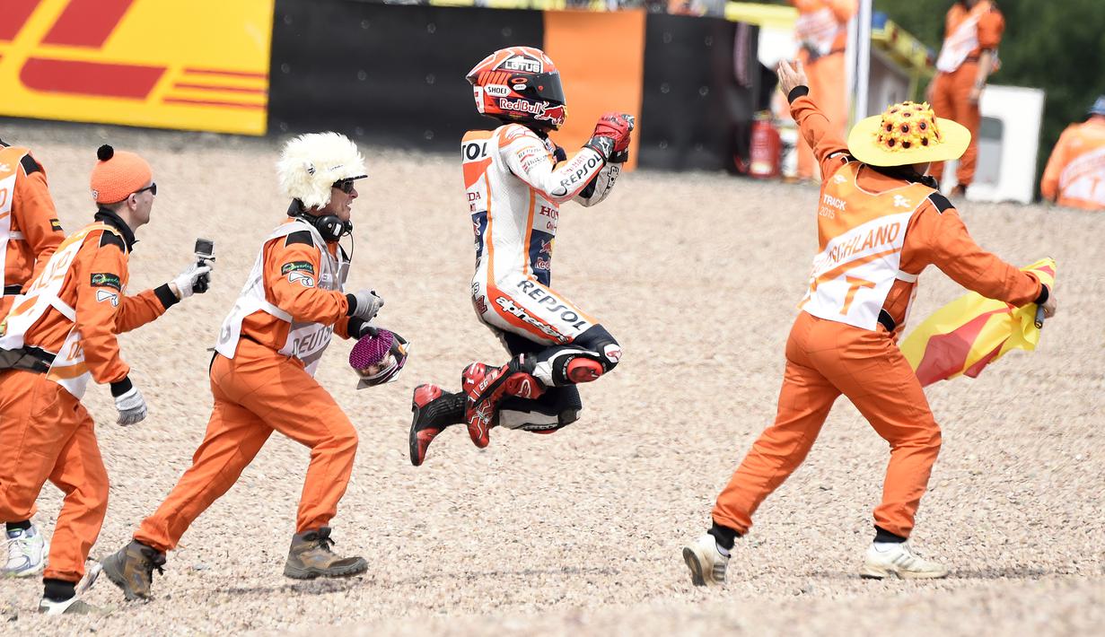 Selebrasi kemenangan Marquez di depan pendukungnya. (AP Photo/Jens Meyer)