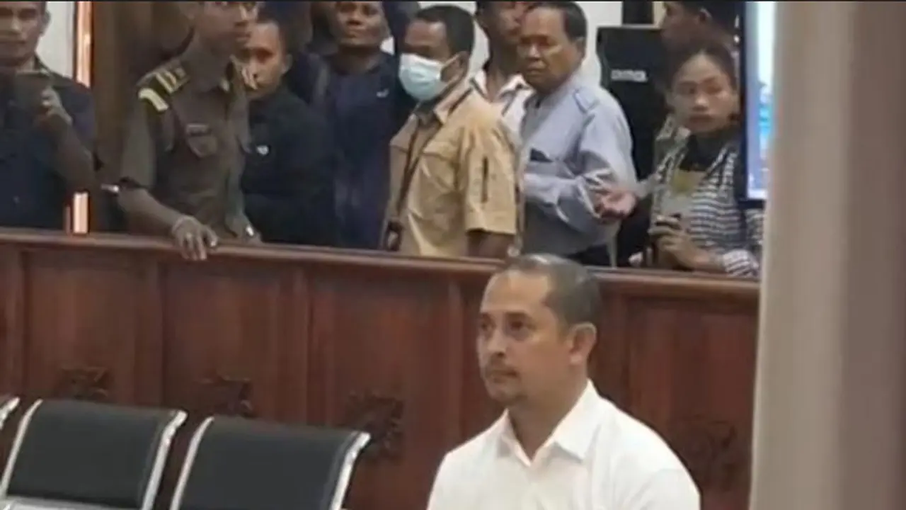 Sidang vonis Mantan Kapolres Ngada Fajar Widyadharma Lukman Sumaatmaja