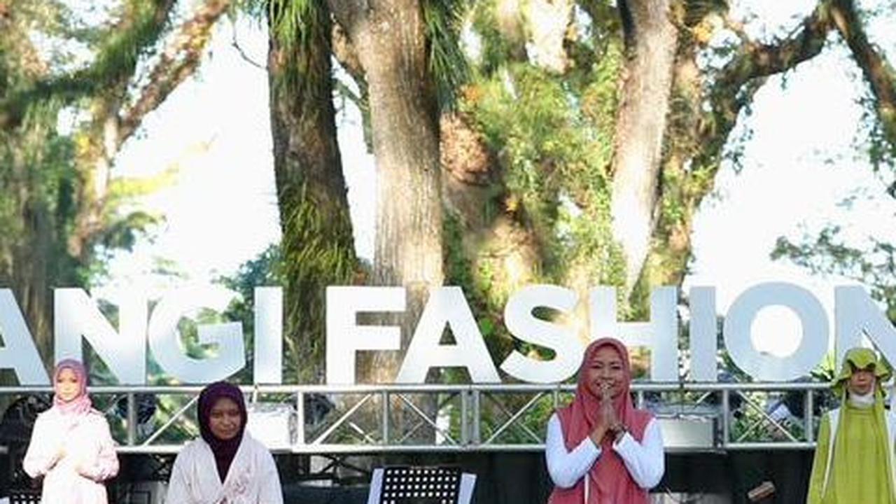 Bekas tempat penimbunan kayu milik djawatan perkebunan yang telah non-aktif itu beralih menjadi hutan trembesi yang memukau.