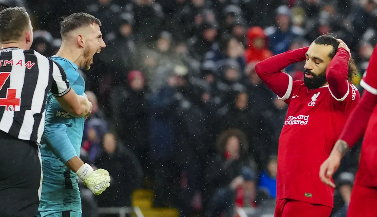Ekspresi kecewa pemain Liverpool, Mohamed Salah setelah gagal mencetak gol melalui eksekusi tendangan penalti pada laga lanjutan Liga Inggris 2023/2024 melawan Newcastle di Anfield, Liverpool, Inggris, Selasa (02/01/2023) dini hari WIB. (AP Photo/Jon Super)