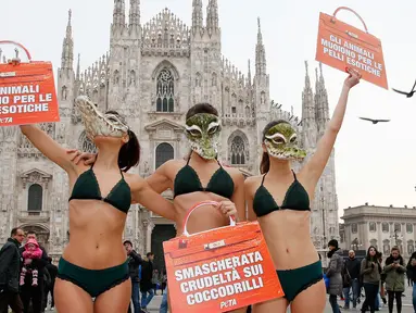 Aktivis PETA (People for the Ethical Treatment of Animals) mengenakan bikini saat berunjuk rasa menjelang Milan Fashion Week di Milan Duomo Square, Italia, Selasa (21/2). (AP Photo/Antonio Calanni)