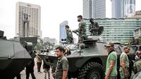 Tentara berdiri di atas alat utama sistem senjata (alutsista) milik TNI saat perayaan HUT ke-77 TNI di Bundaran HI, Jakarta, Rabu (5/10/2022). Kegiatan yang diikuti oleh seluruh kesatuan jajaran TNI ini dalam rangka menyambut HUT ke-77 TNI. (Liputan6.com/Faizal Fanani)