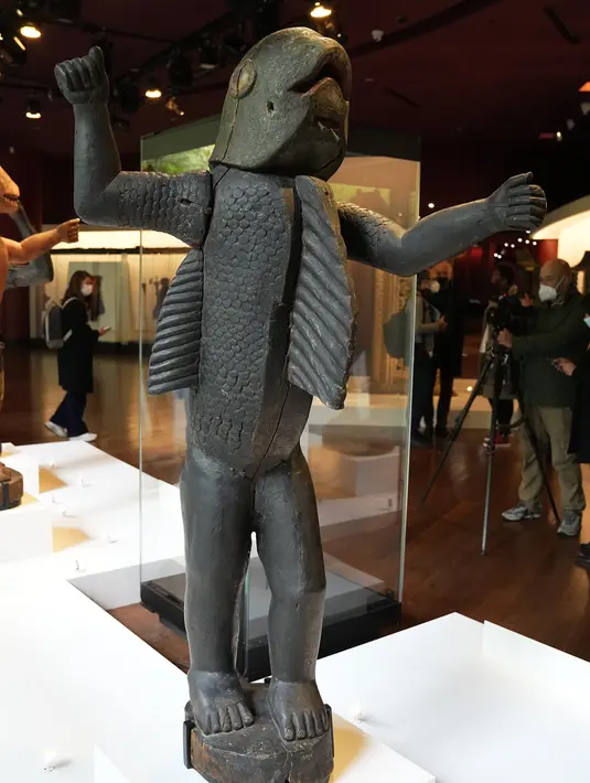 Patung kerajaan setengah manusia, setengah hiu Raja Behanzin abad ke-19 Benin difoto di museum Quai Branly–Jacques Chirac, Paris (25/10/2021). (AP Photo/Michel Euler)