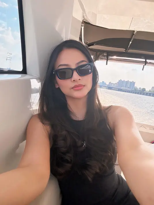 Sebagai salah satu bintang FTV yang sudah banyak menghiasi layar kaca, banyak dari penggemar Valeria Stahl ini merupakan kalangan anak muda. Tidak sedikit yang memuji penampilannya waktu liburan ini karena tampil menawan dengan dress hitam yang stylish. (Liputan6.com/IG/@valeriastahlk)