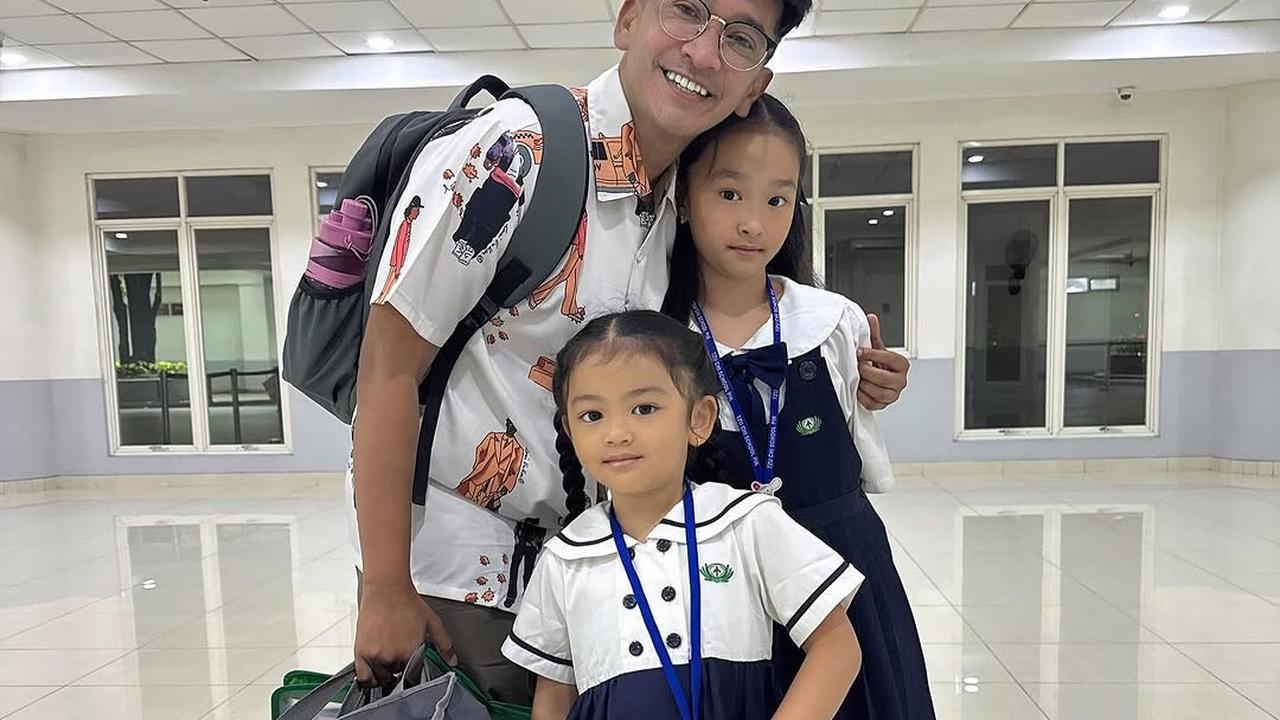 Potret Ruben Onsu Semangat Antar Thalia dan Thania Sekolah