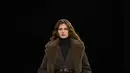 Mengusung tema Untamed Heroine, Max Mara menggabungkan elemen klasik dengan sentuhan neo-gothic dan estetika rustic yang modern. Koleksi ini mencerminkan keseimbangan antara keteguhan dan keanggunan, menghadirkan busana yang tidak hanya mencerminkan kekuatan karakter tetapi juga nuansa romantis yang mendalam. [Dok/MaxMara].