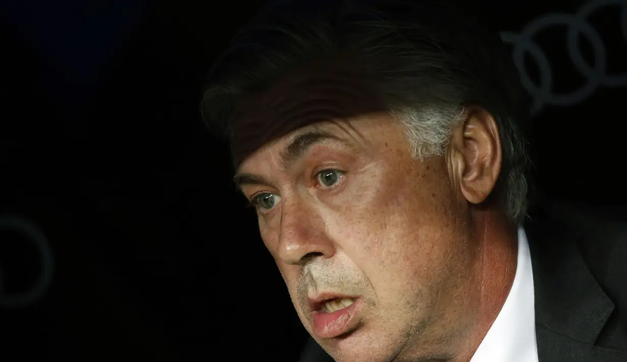 Ekspresi pelatih Real Madrid, Carlo Ancelotti, saat menjamu Athletic Bilbao di Stadion Santiago Bernabeu, (6/10/2014). Real Madrid unggul telak 5-0 atas Athletic Bilbao. (REUTERS/Sergio Perez)