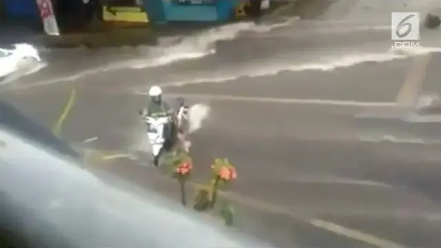 VIDEO: Aksi Emak-Emak Pantang Menyerah Terobos Banjir