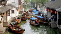 Di Tiongkok ada kota air seperti di Venice, Italia.
