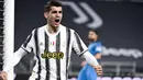 Striker Juventus, Alvaro Morata, melakukan selebrasi usai mencetak gol ke gawang Spezia pada laga Liga Italia di Stadion Allianz, Selasa (2/3/2021). Juventus menang telak 3-0. (Marco Alpozzi/LaPresse via AP)