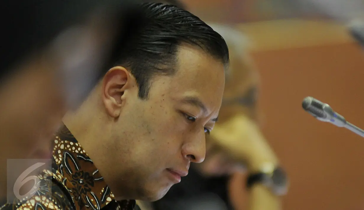 Menteri Perdagangan,Thomas Trikasih Lembong mengikuti Raker dengan Komisi VI DPR di Kompleks Parlemen,Jakarta, (3/2). Lembong menyebut program revitalisasi sangat penting agar pasar tradisional bisa bersaing dengan pasar modern. (Liputan6.com/JohanTallo)