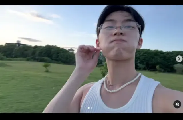 Momen Choi Hyun Wook liburan di Bali, gayanya santai bak warga lokal