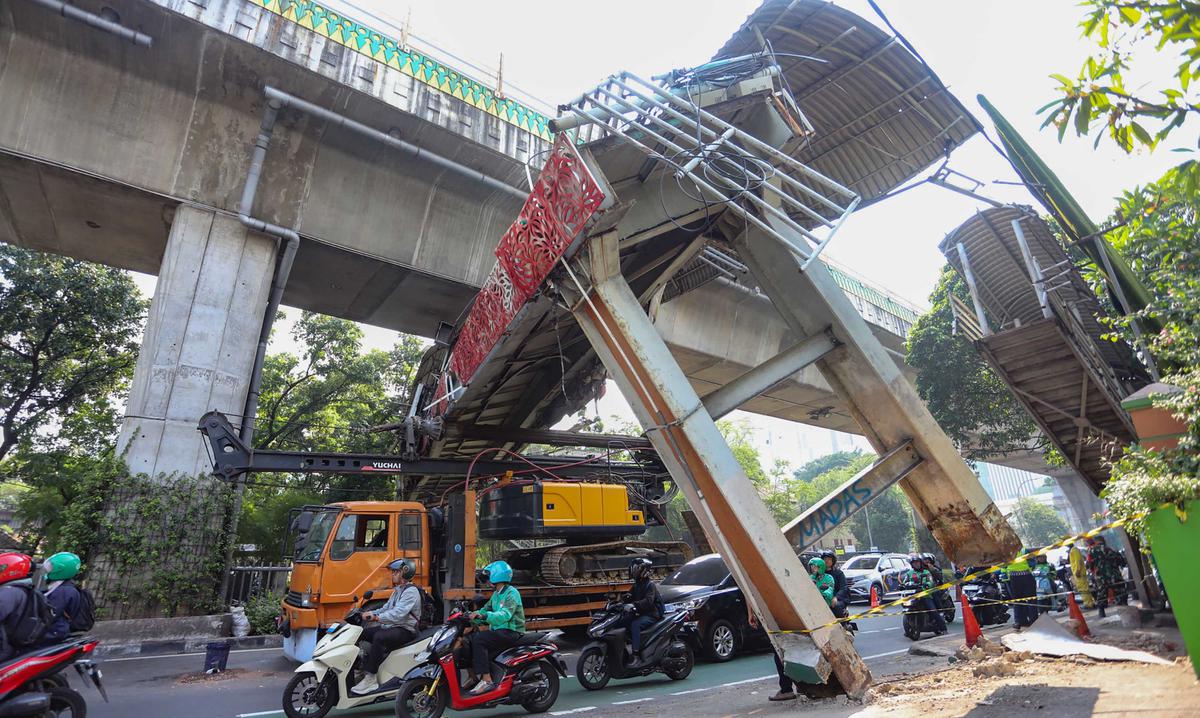JPO Kapten Tendean Rusak Parah Akibat Truk Pengangkut Crane