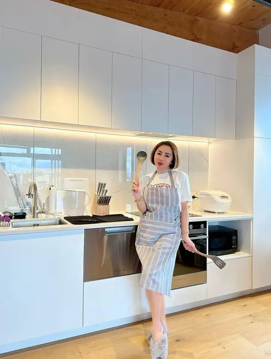 Begini momen Femmy Permatasari saat memasak di dapur rumahnya yang tampil moderen dan dengan nuansa serba putih. Saat ini aktivitasnya saat berada di New Zealan seperti memasak dan mengurus rumah menjadi aktivitas barunya. (Liputan6.com/IG/@femmypermatasari)