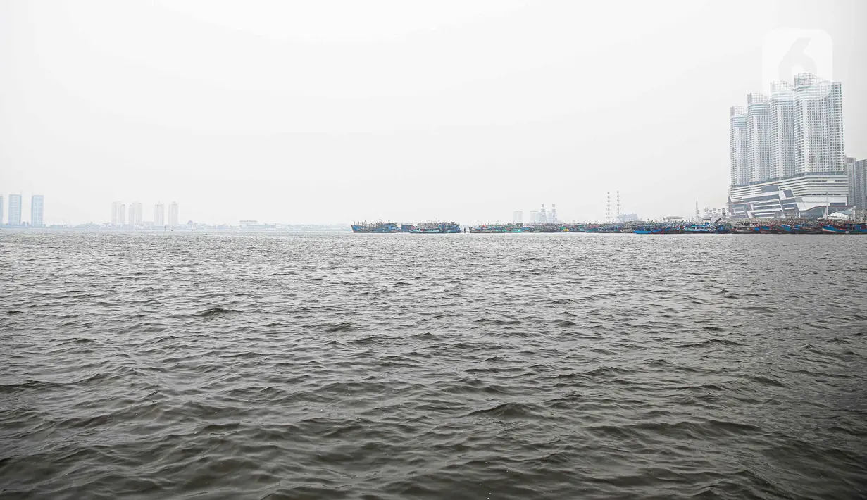 Suasana Kali Adem, Muara Angke, Jakarta Utara, Sabtu (2/10/2021). Kandungan paracetamol yang terkandung di Angke bahkan mencapai 610 nanogram per liter. Sedangkan di Ancol kandungannya mencapai 420 nanogram per liter. (Liputan6.com/Faizal Fanani)