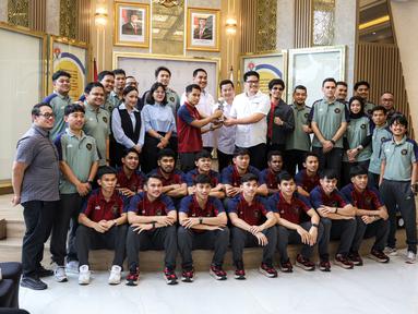 Timnas futsal Indonesia, berfoto bersama dengan Menpora Dito Ariotedjo dan Wamen Taufik Hidayat saat acara audiensi yang berlangsung di Kemenpora, Senayan, Jakarta, Selasa (12/11/2024) WIB. (Bola.com/Bagaskara Lazuardi)