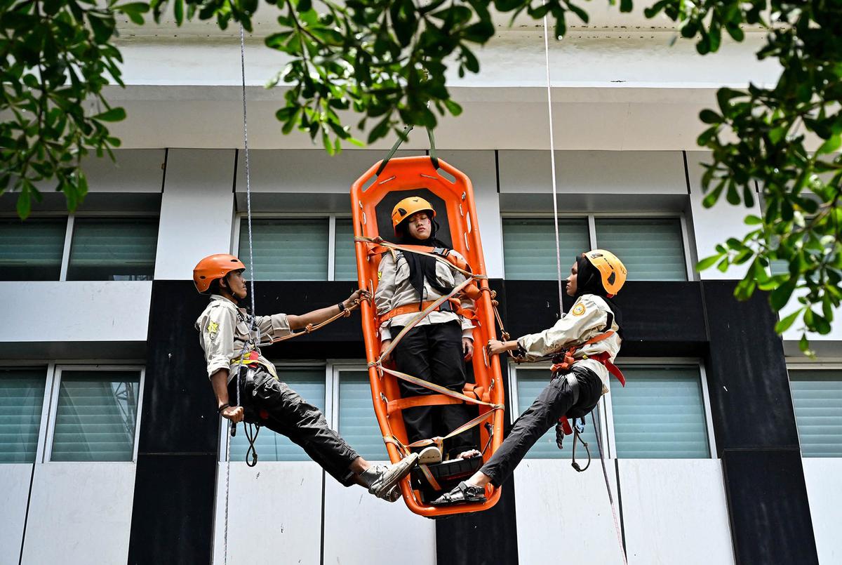 FOTO: Mahasiswa USK Latihan Penyelamatan Vertikal Hadapi Ancaman Gempa dan Tsunami