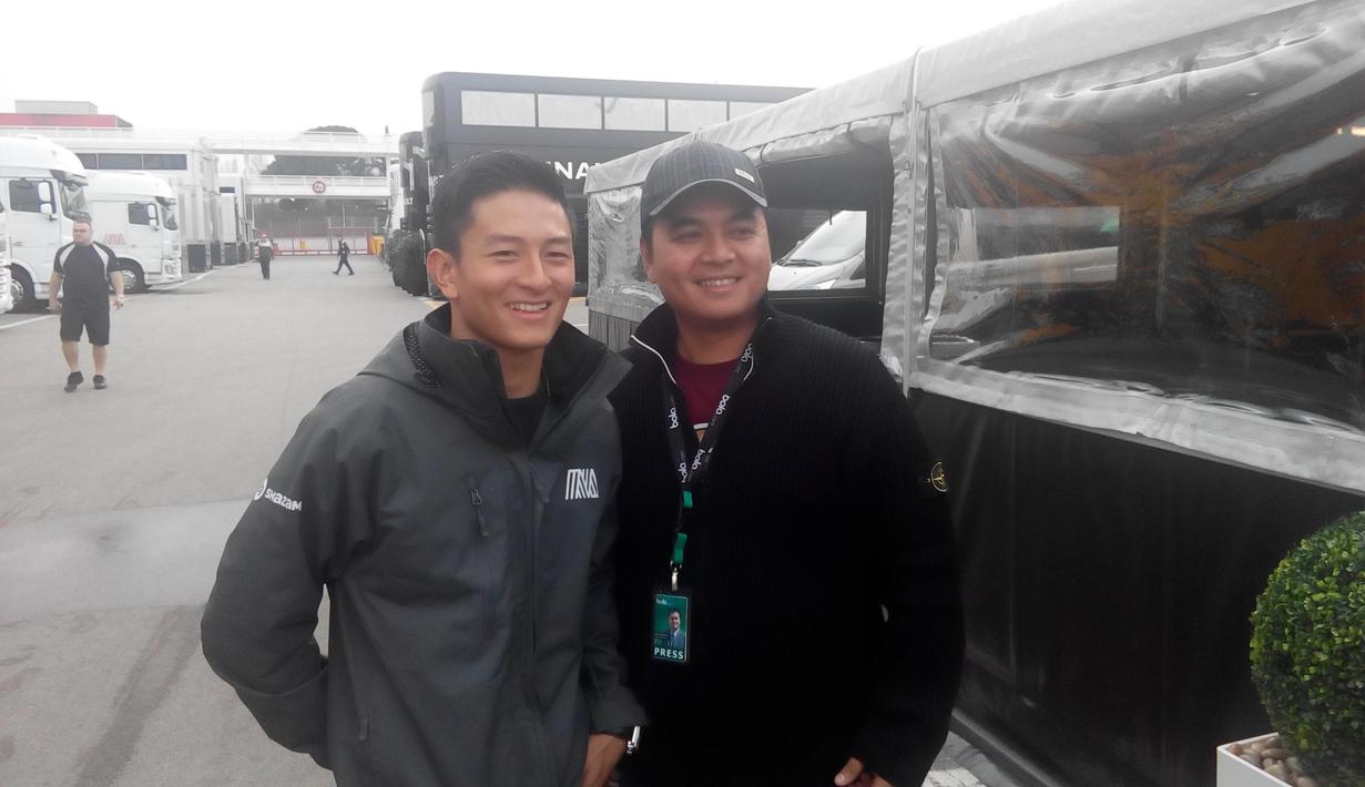 Rio Haryanto berfoto bersama Reza Khomaini dari Bola.com di Sirkuit Catalunya, Barcelona, Spanyol. (Bola.com/Rio Haryanto Media)