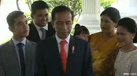 Jokowi dan keluarga terlihat sederhana dan elegan dalam balutan busana pilihan untuk pelantikan presiden hari ini. Namun, poni Kaesang lah yang mencuri perhatian. (dok. Youtube Sekretariat Presiden/Dinny Mutiah)