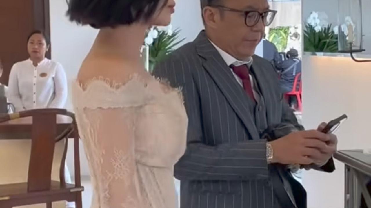 Ari Lasso Hadir dengan Gandengan Baru di Pernikahan Luna Maya