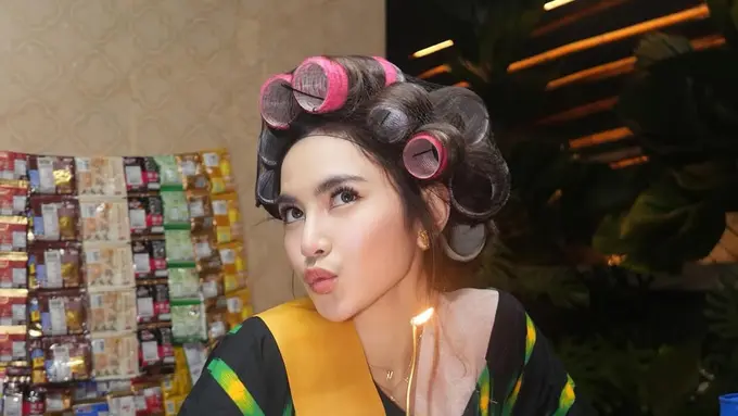 Mahalini Bertransformasi Jadi “Ibu Warung”, Tampil Natural dengan Rol Rambut Saat Rayakan Ulang Tahun ke-26