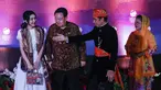 Presiden Indonesia Joko Widodo atau Jokowi (kedua kanan) dan Ibu Negara Iriana Widodo (kanan) menyambut Presiden Korea Selatan Yoon Suk-yeol (kedua kiri) dan Ibu Negara Kim Keon Hee pada gala dinner KTT ke-43 ASEAN di Jakarta, Indonesia, Rabu (6/9/2023). (Mast IRHAM/POOL/AFP)
